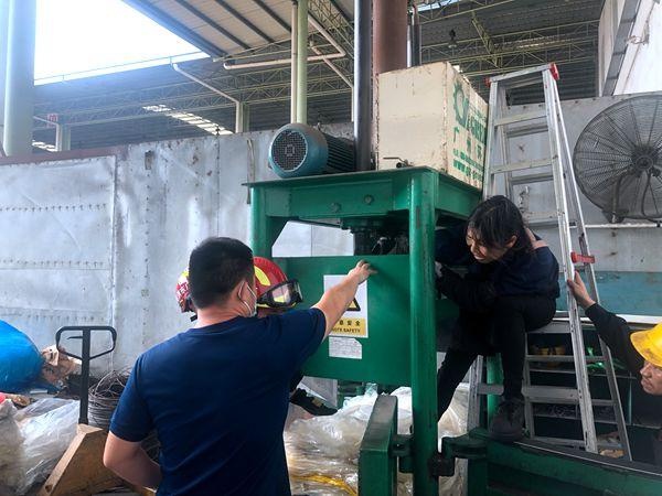 消防員援救現(xiàn)場 消防員援救現(xiàn)場